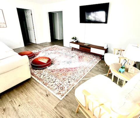 3 Bedroom House with Hot Tub!