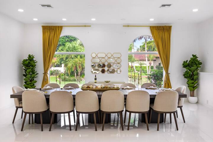 Mega Villa Luxury Estate w/ Heated Pool & Jacuzzi gallery image 2