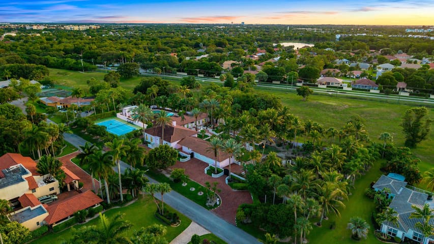 Mega Villa Luxury Estate w/ Heated Pool & Jacuzzi gallery image 4