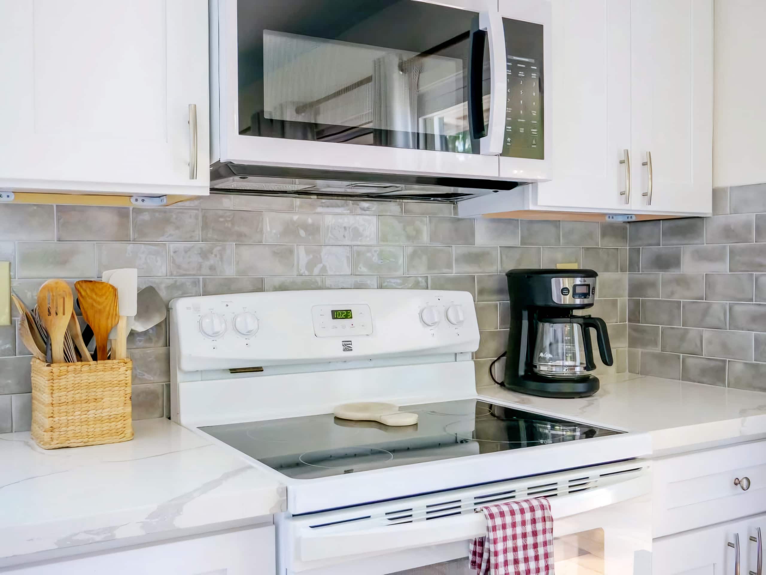 Home in Hakalau · ★4.97 · 2 bedrooms · 2 beds · 1 bath - Photo 7