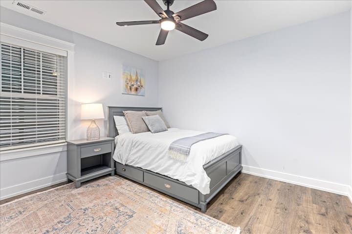 Full bed, with a single trundle bed