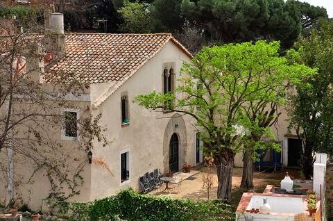 XVII century house, 340 m2, center of Alella
