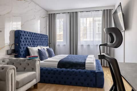 EA - Design Apt. near main square