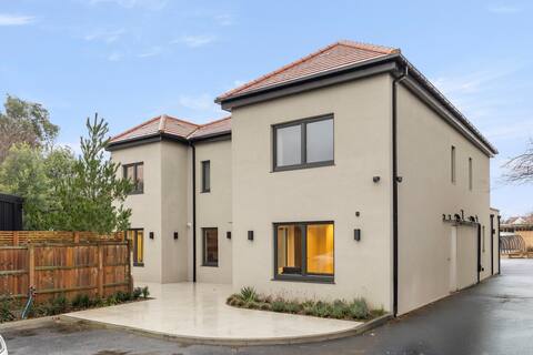 Joy Lane Mansion—Luxe Stay, Poolside Fun & Comfort