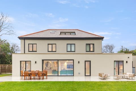 Joy Lane Mansion—Luxe Stay, Poolside Fun & Comfort