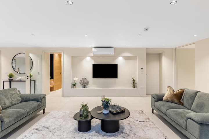 Joy Lane Mansion—luxe Stay, Poolside Fun & Comfort - Whitstable