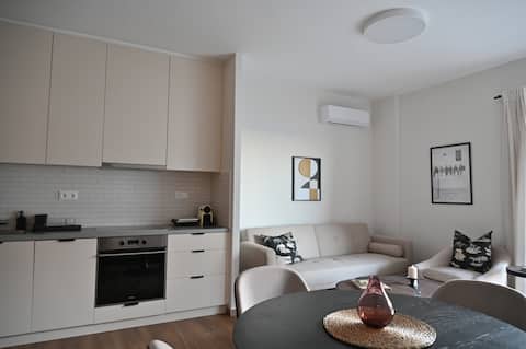 Popular Airbnb listing: Brand New! Sea View Luxury Hideaway - Beach Access in Δήμος Παλαιού Φαλήρου