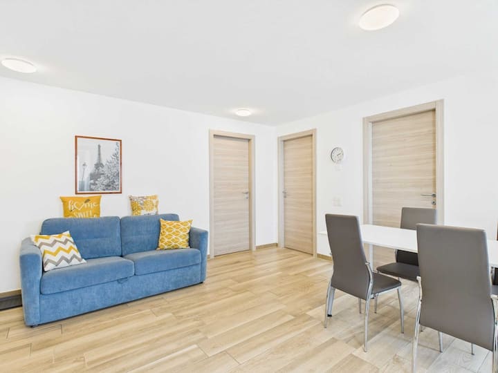 ห้องนั่งเล่นกว้างขวางและสว่างสดใสมีหน้าต่างบานใหญ่ที่มีแสงธรรมชาติส่องเข้ามาในสภาพแวดล้อม การตกแต่งที่ทันสมัยและการจัดวางที่ใช้งานได้ดีของที่พักสร้างบรรยากาศที่อบอุ่นเหมาะสำหรับการพักผ่อนและความสนุกสนาน