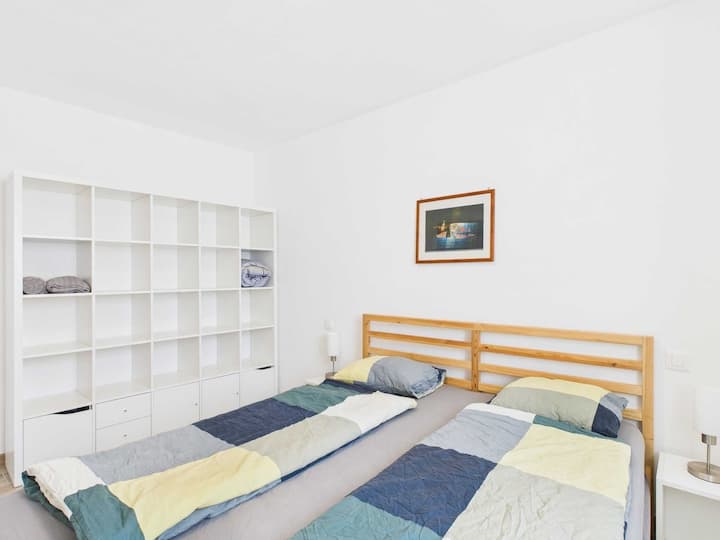 ตู้เสื้อผ้าแบบเปิดในห้องนอนใหญ่กว้างขวางและใช้งานได้ดีมีชั้นวางของและไม้แขวนเสื้อเพื่อความสะดวกในการจัดเก็บเสื้อผ้าและเครื่องประดับ การออกแบบที่ใช้งานได้จริงช่วยให้เข้าถึงเสื้อผ้าได้อย่างรวดเร็วรักษาสภาพแวดล้อมให้เป็นระเบียบและเป็นระเบียบ