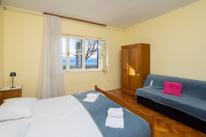 Dhomë gjumi me pamje nga deti