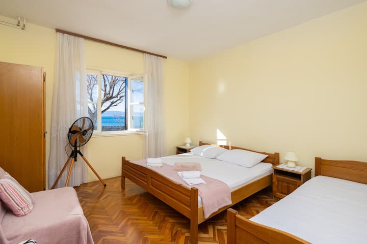 Dhomë gjumi me pamje nga deti