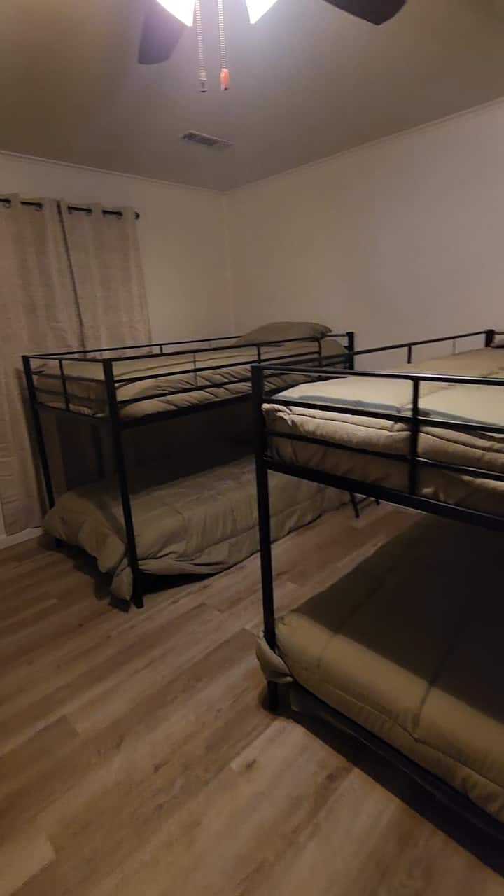 Harry's Room. Enorme vestidor con vestidor. Hay cunas disponibles además de los tres juegos de literas individuales. 