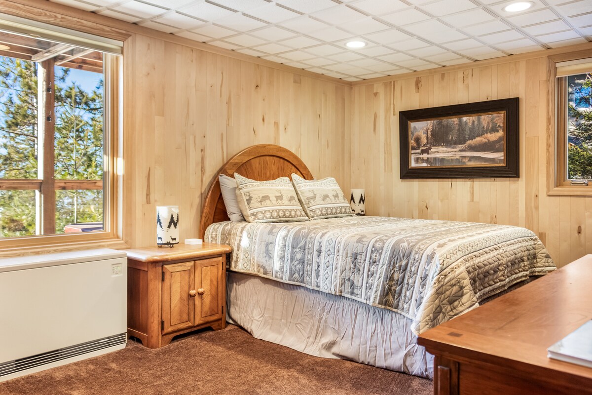 Брачен кревет (широк 150-179 см) со гардеробер и сопствен плакар. Голем прозорец со поглед кон езерото.