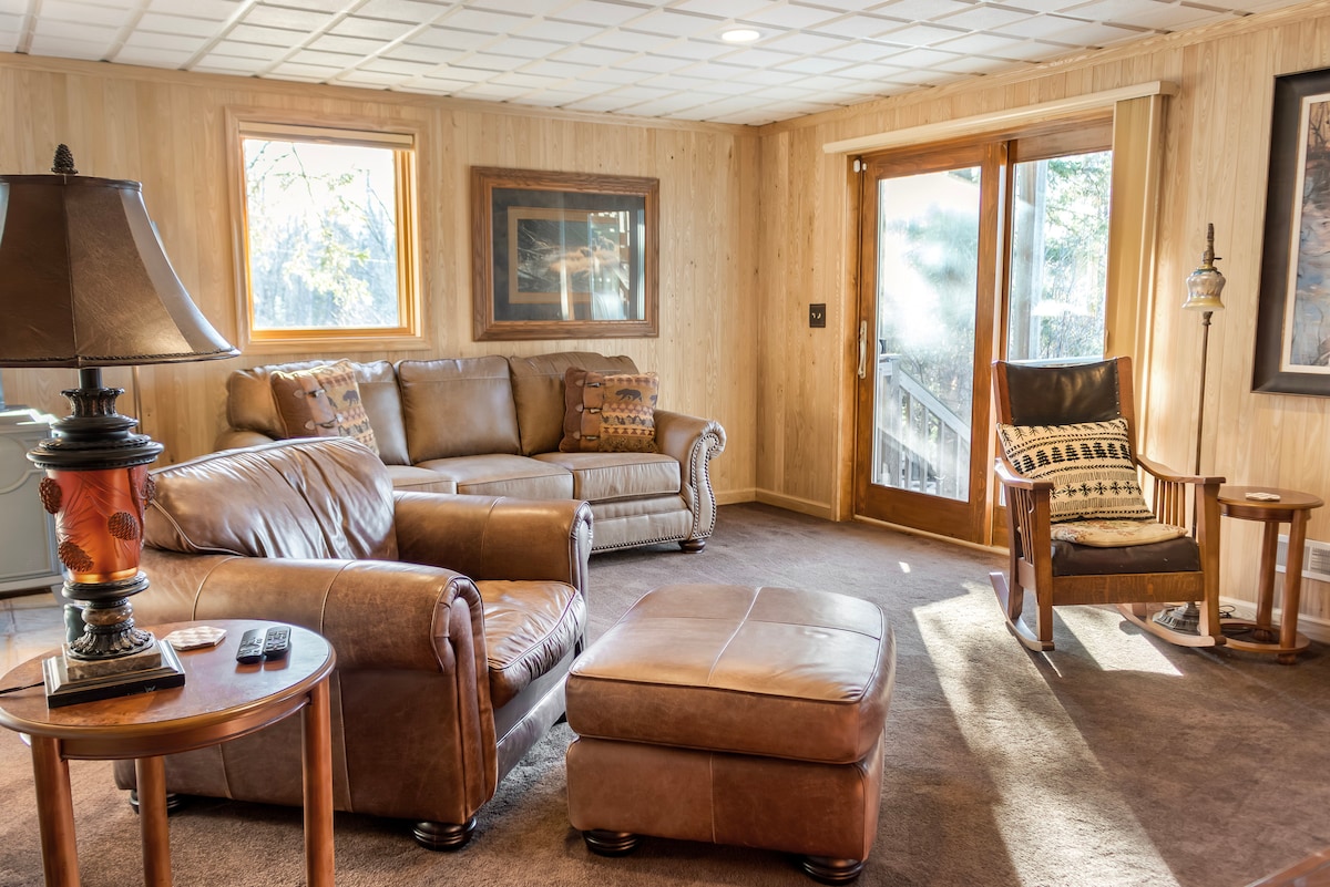 Во внатрешноста на каучот има кауч за спиење со брачен кревет (широк 150-179 см)