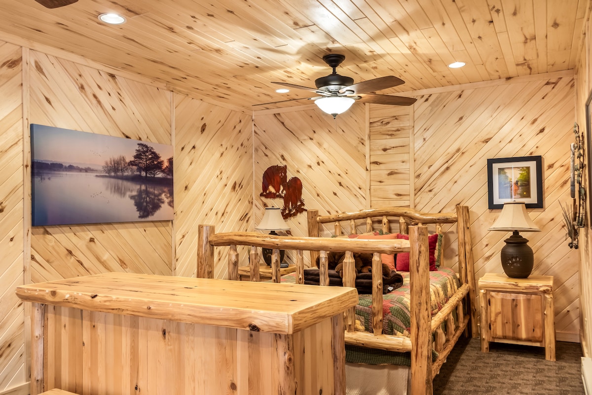 Брачен кревет (широк 150-179 см) со гардеробер. Оваа спална соба се наоѓа во внатрешноста на дрвената колиба за играње, одвоена од главната дрвена колиба. Греалките на подножјето обезбедуваат многу топлина во зима. 