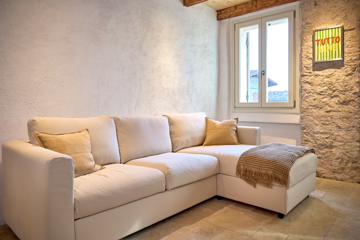 Successful Airbnb property: Charming Rustico with lake view and garden in Torri Del Benaco