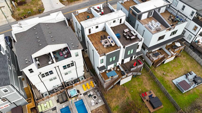 Group Getaway w/ Skyline Views! 8min to Broadway!