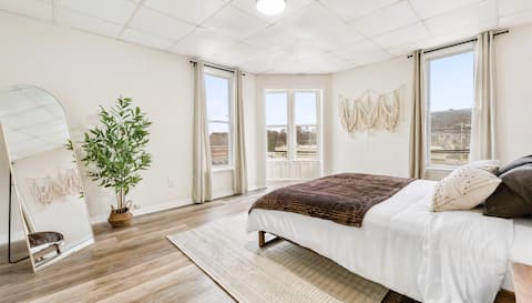 The Cozy Emerald Stay | 5 Minutes to Downtown