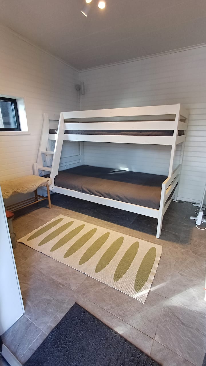 Საუნის სახლს აქვს ორსართულიანი საწოლი 120 სმ და 90 სმ კაფელ-მეტლახი მთელ შენობაში. Ხელმისაწვდომია ელემენტები. შუშის კარი შედის საუნაში. Მეორე საკეტიანი შუშის კარი გარეთ, ტერასაზე გადის. 