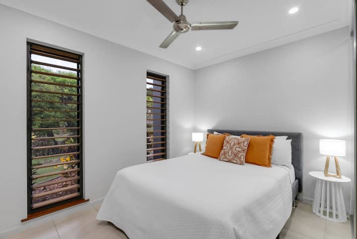 Третата спална соба вклучува удобен брачен кревет (широк 150-179 см) и доволно простор за складирање во огледалната вградена наметка.