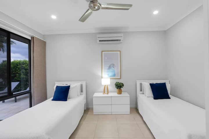 Оваа светла и привлечна втора спална соба е совршена за деца или пријатели, со два удобни единечни кревета и поглед кон базенот.