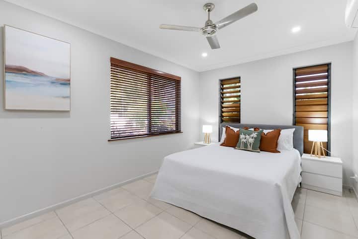 Опуштете се во оваа удобна и мирна четврта спална соба, во комплет со кадифен брачен кревет (широк 150-179 см) и природна светлина што струи низ големи прозорци.