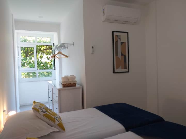 Აპარტამენტი თეთრეულით, კონდიცირებით, ჭერის ვენტილატორით, ხმაურის საწინააღმდეგო ფანჯრით, შავი ფერის, ტანსაცმლის დასაბინავებელი ადგილით