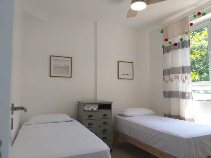 Კონდიციონერი და ჭერის ვენტილატორი, ხმაურის საწინააღმდეგო ფანჯრები, პრემიუმ კლასის სასტუმროს ლეიბები და უშუქო ფარდა. Ამ ოთახს არ აქვს თარო, მაგრამ აქვს კომოდი და ბარგის საყრდენი