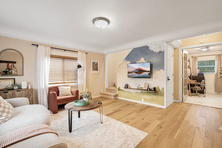 Sale! 2 Beds Classic Retreat In Greenwood| Parking - Seattle, WA