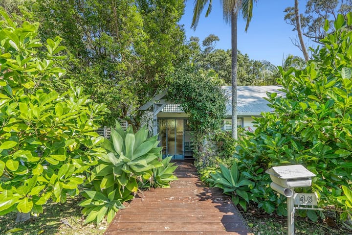 Omanu – family home with pool