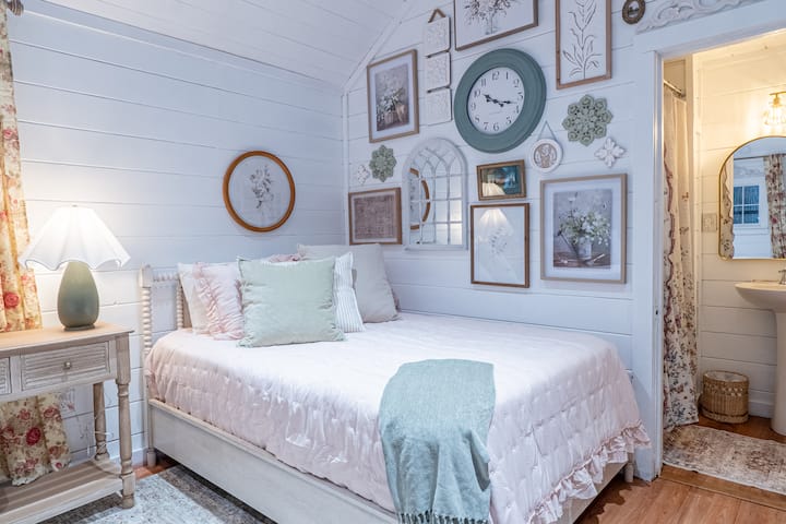 Connie's Cottage (Unit #1) - Lake George, NY