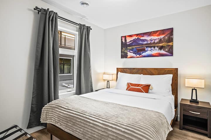 El dormitorio 1 cuenta con una cómoda cama queen diseñada para noches de descanso. 