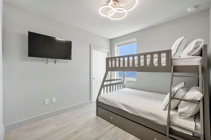 
Táto poschodová posteľ má tri samostatné matrace: jeden na hornej poschodovej posteli, jeden na spodnej poschodovej posteli a ďalší matrac pod ním, ktorý sa pohodlne vysúva na použitie.