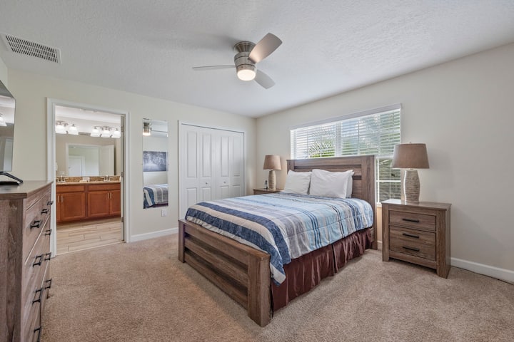 Главната спална соба на вториот кат има сопствена бања.