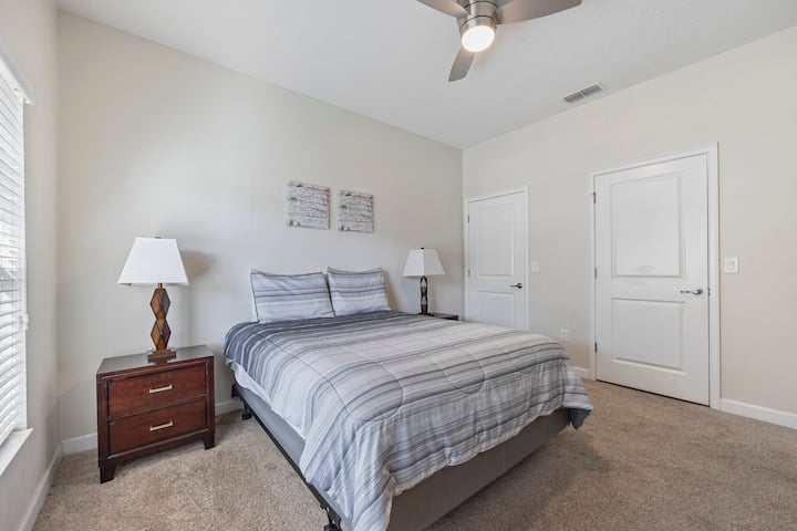 Главна спална соба на првиот кат со телевизор и кабелска телевизија.