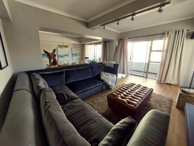 Exquisite decor ,Prime location ,Beachfront gallery image 2