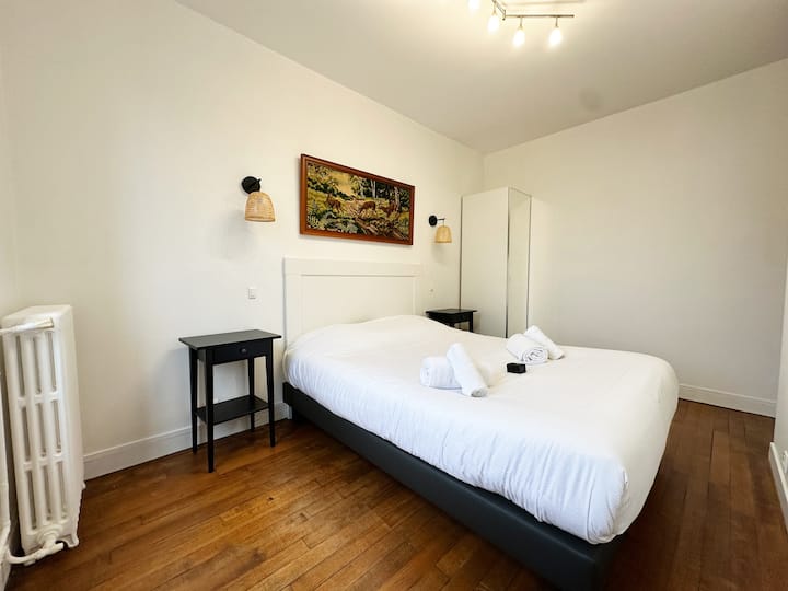La cama doble, preparada con cuidado, promete noches tranquilas. Con sus refinados toques decorativos y su ambiente relajante, es un verdadero nido para descansar después de un día ajetreado.