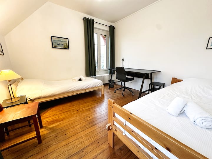 Esta habitación amplia y luminosa es perfecta para alojar a varias personas. Equipada con dos cómodas camas individuales, un escritorio funcional, combina practicidad y serenidad para una estadía agradable.