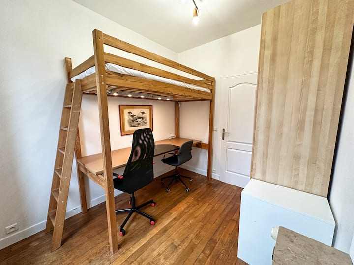 Esta habitación práctica y luminosa es ideal para combinar descanso y trabajo. La cama en el altillo optimiza el espacio, dando paso a un amplio escritorio debajo, perfecto para sus momentos de concentración