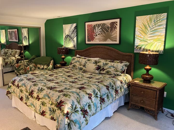 ห้องสวีทใหญ่ชั้น 2 พร้อมดาดฟ้ามองเห็นพื้นที่สระว่ายน้ำเตียงคิงไซส์