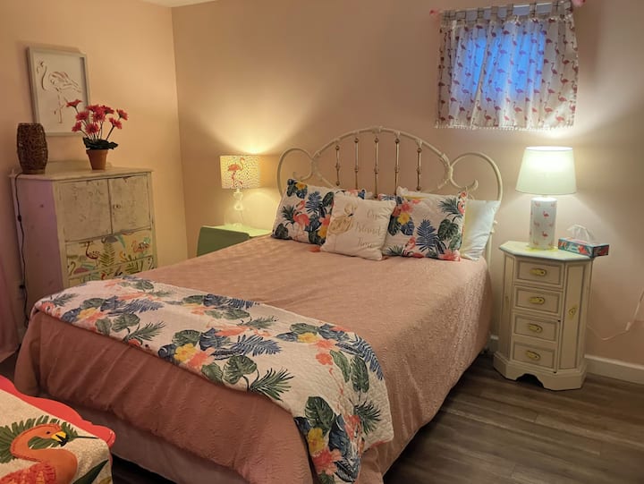 ห้องนอนสีชมพูชั้น 1 ฟูกนอนควีนไซส์