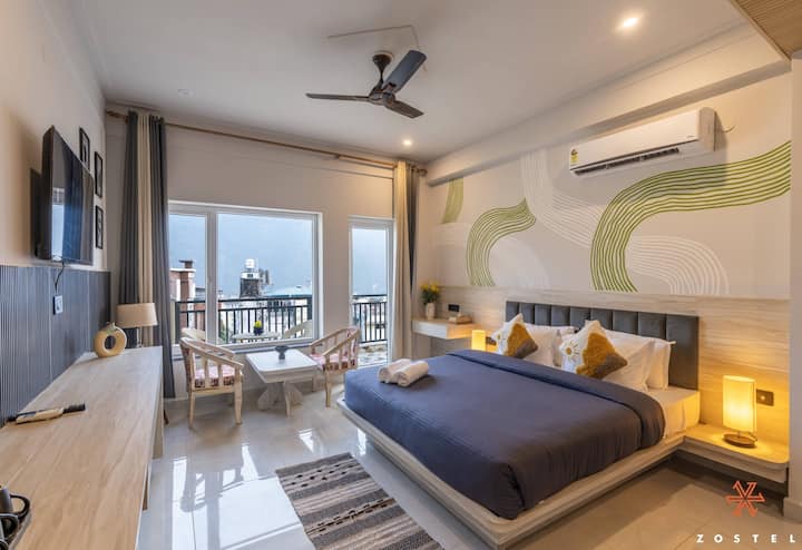 Deluxe Quadruple Room (with balcony) in Rishikesh - Hostels for