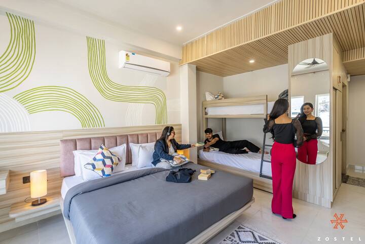 Deluxe Quadruple Room (with balcony) in Rishikesh - Hostels for