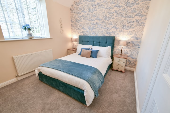 Available for bookings of 13–18 guests. Depending on group size, not all North Wing rooms may be opened. Smaller groups may add this room at an additional cost.