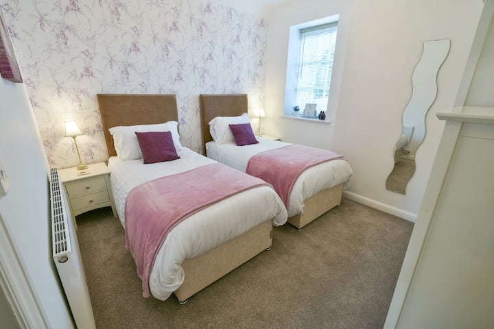 Available for bookings of 13–18 guests. Depending on group size, not all North Wing rooms may be opened. Smaller groups may add this room at an additional cost.