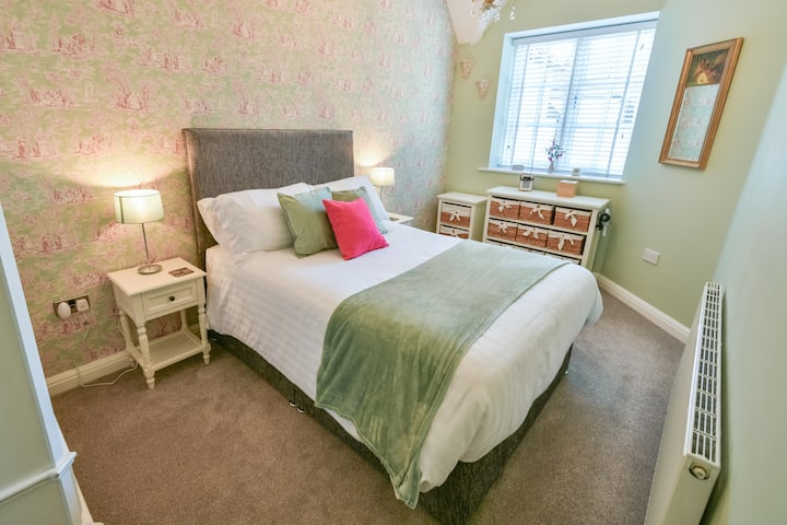 Available for bookings of 13–18 guests. Depending on group size, not all North Wing rooms may be opened. Smaller groups may add this room at an additional cost.