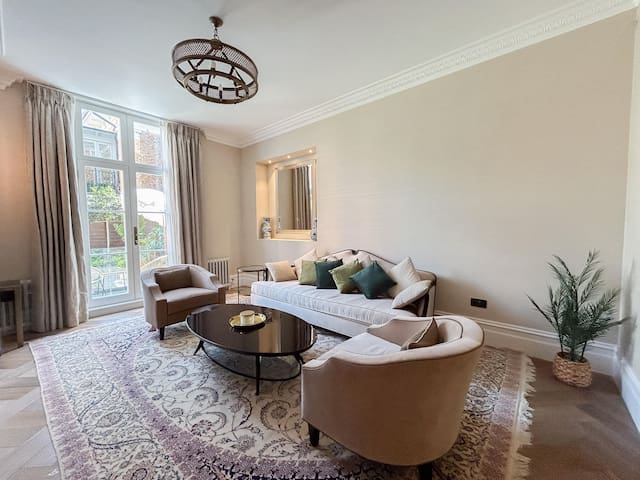 The Knightsbridge Residence gallery image 5