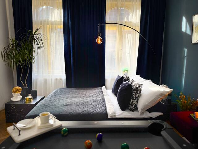 Family Apartment with Cinema & Pool Table Downtown