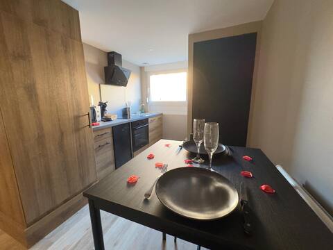 Top Airbnb: Romantic Suite - Private Balneo - Parking in Douai