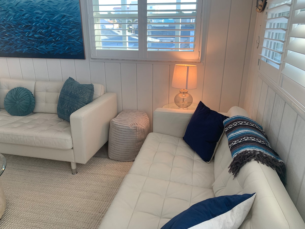 Successful Airbnb property: Perfect Beach, Pristine Cottage, Deck, BBQ & You! in Redington Shores